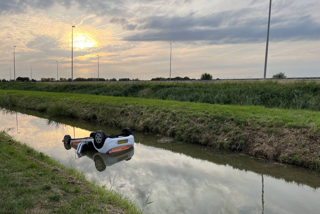 Auto belandt ondersteboven in sloot