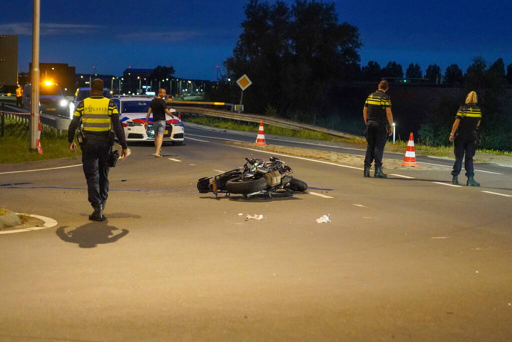 Motorrijder zwaargewond na zware botsing