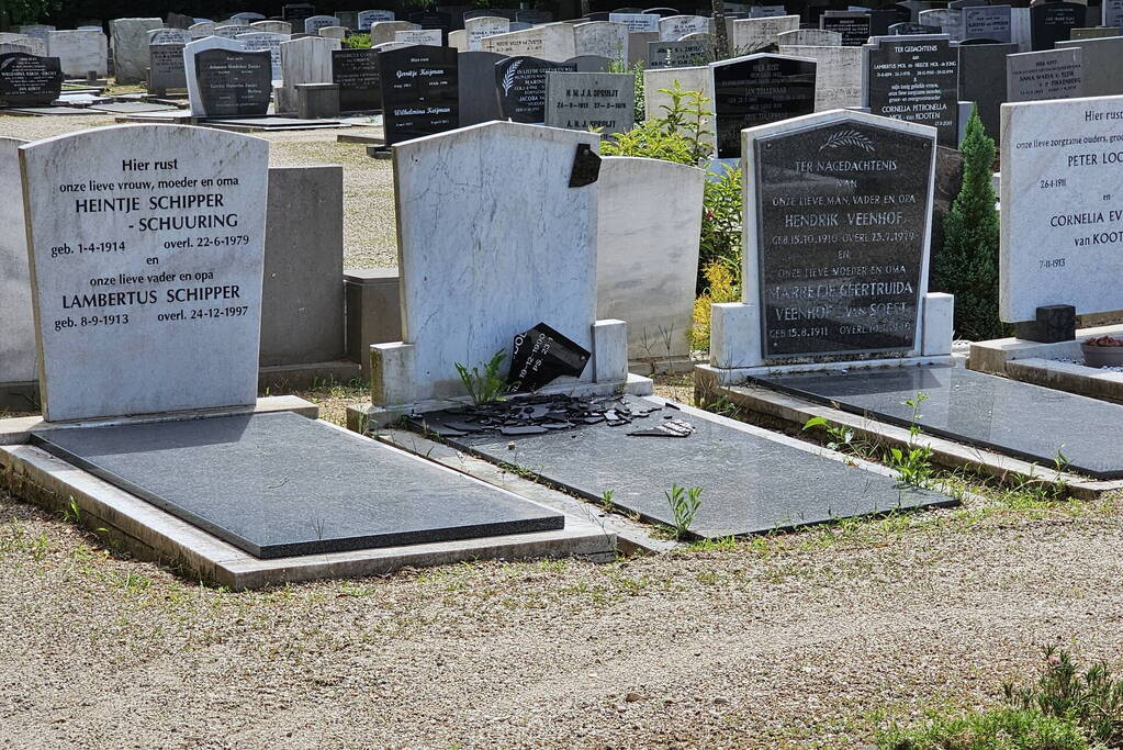 Meerdere graven vernield op begraafplaats