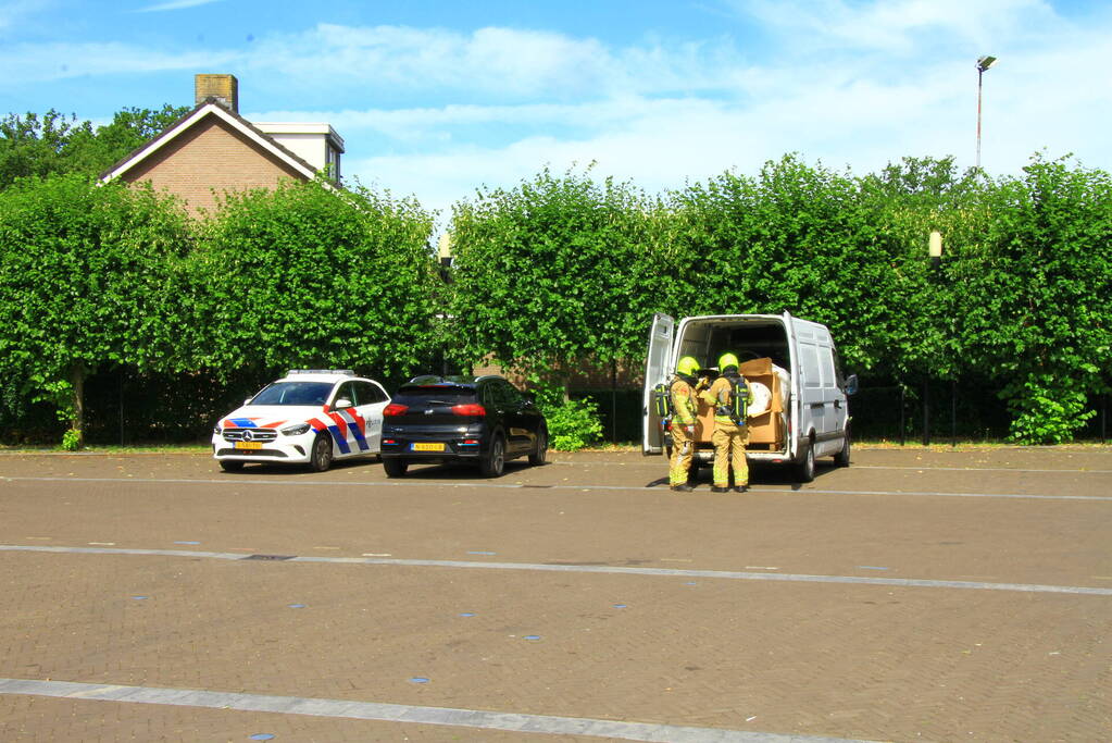 Brandweer doet onderzoek naar inhoud bestelbus