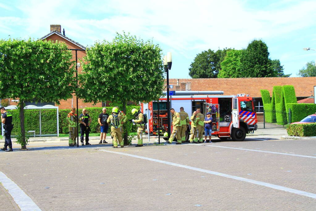 Brandweer doet onderzoek naar inhoud bestelbus