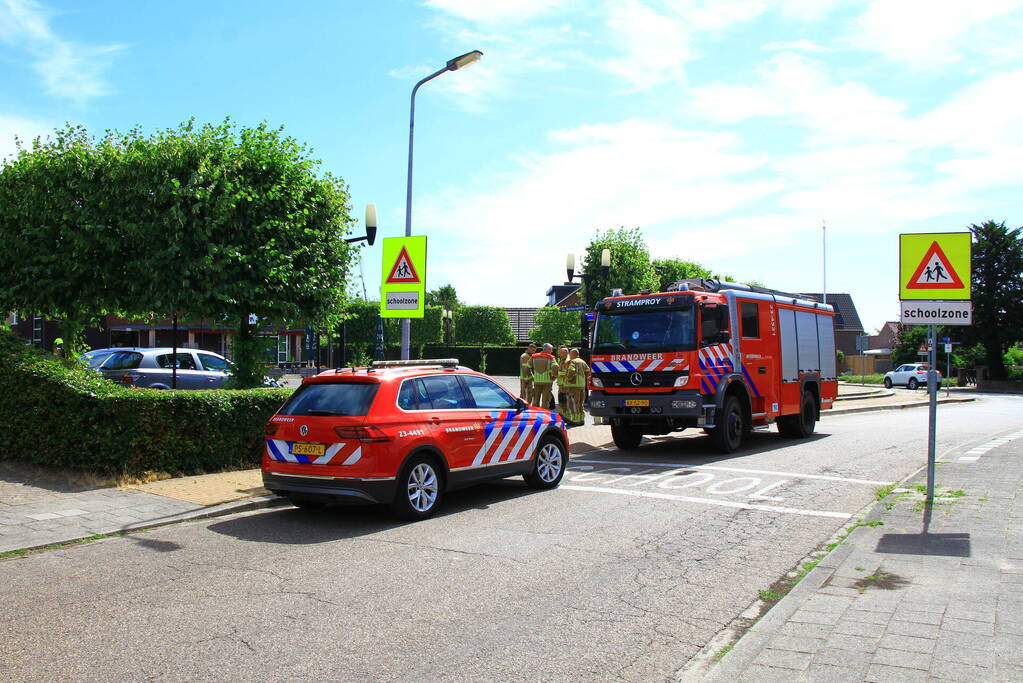 Brandweer doet onderzoek naar inhoud bestelbus