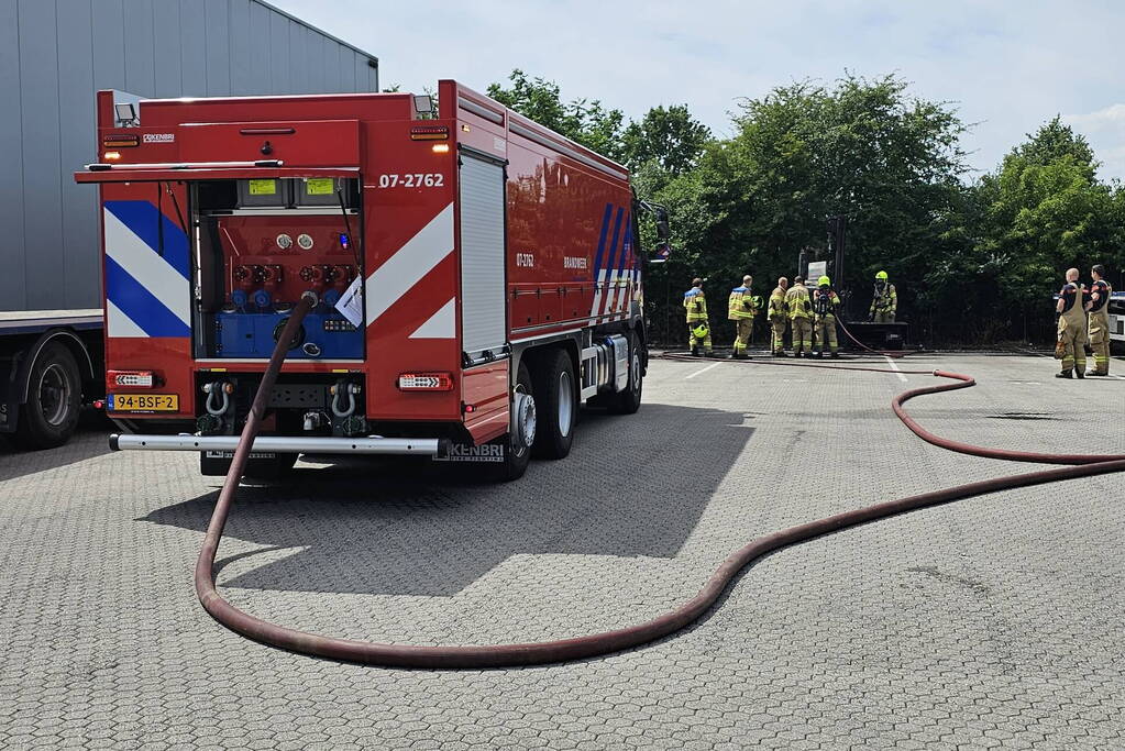 Brandweer blust brand in heftruck