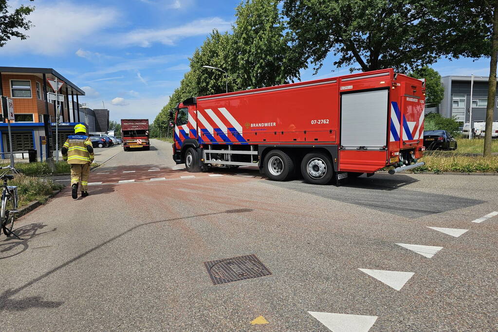 Brandweer blust brand in heftruck