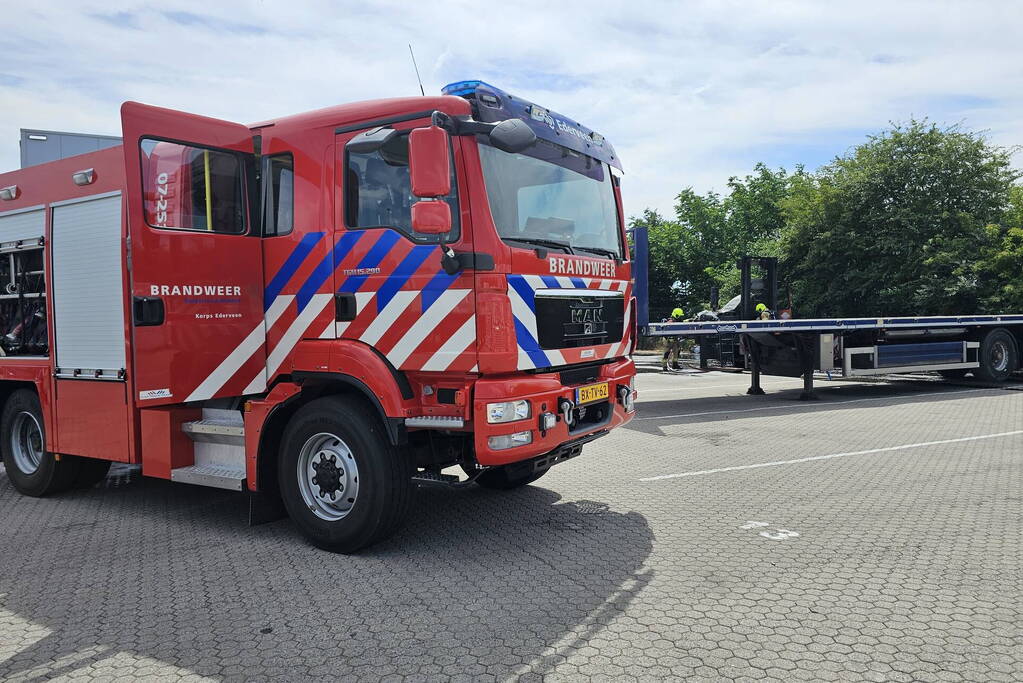 Brandweer blust brand in heftruck