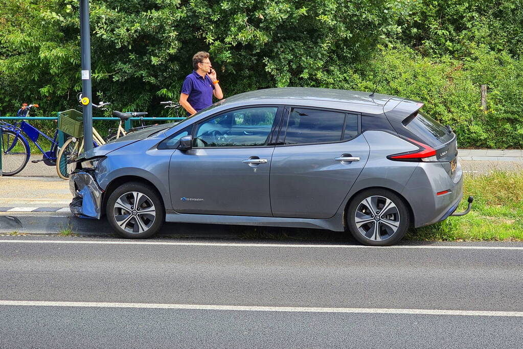 Flinke schade na dat auto's elkaar raken