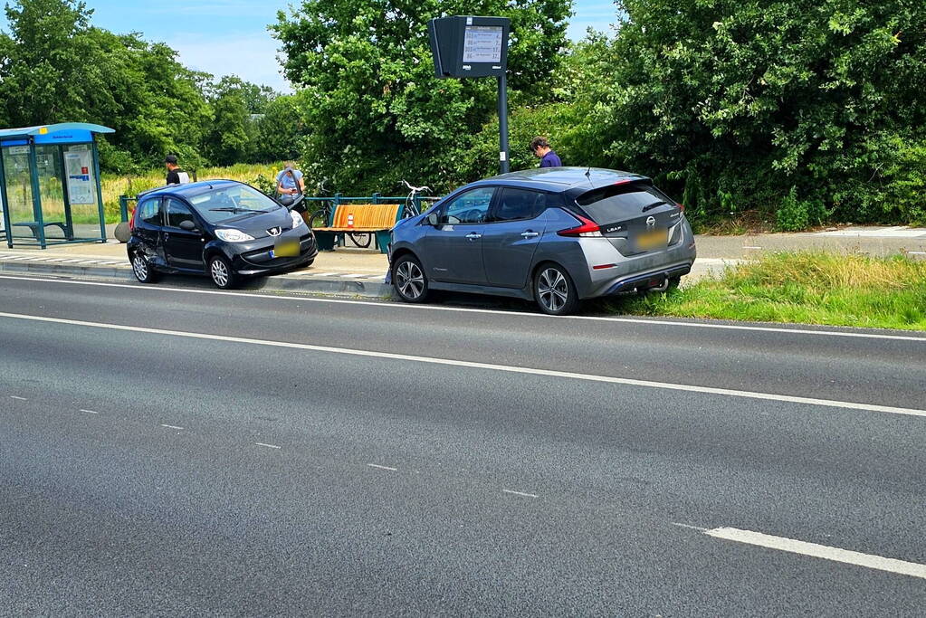 Flinke schade na dat auto's elkaar raken