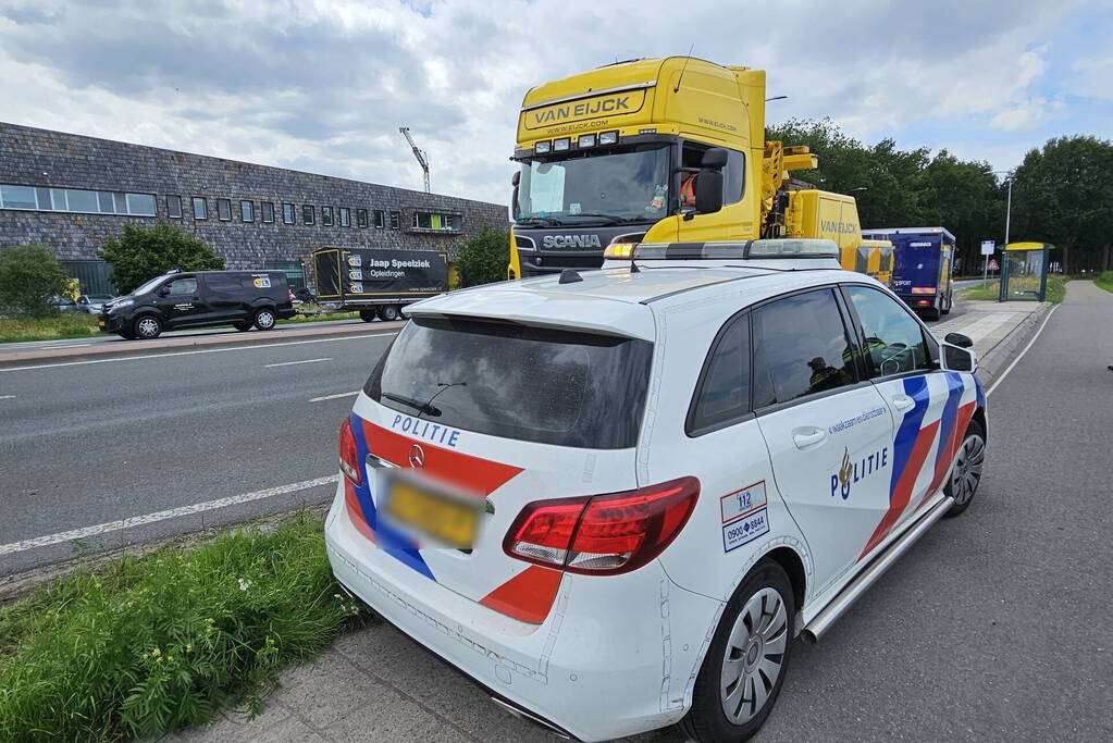 Politie bewaakt gestrande geldwagen