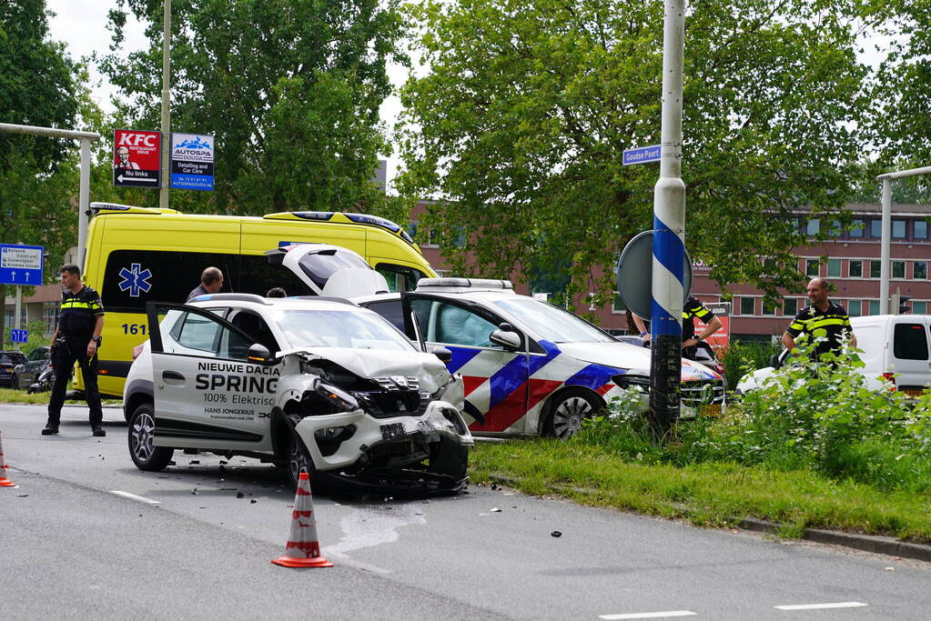 Politiewagen en personenwagen botsing op kruising