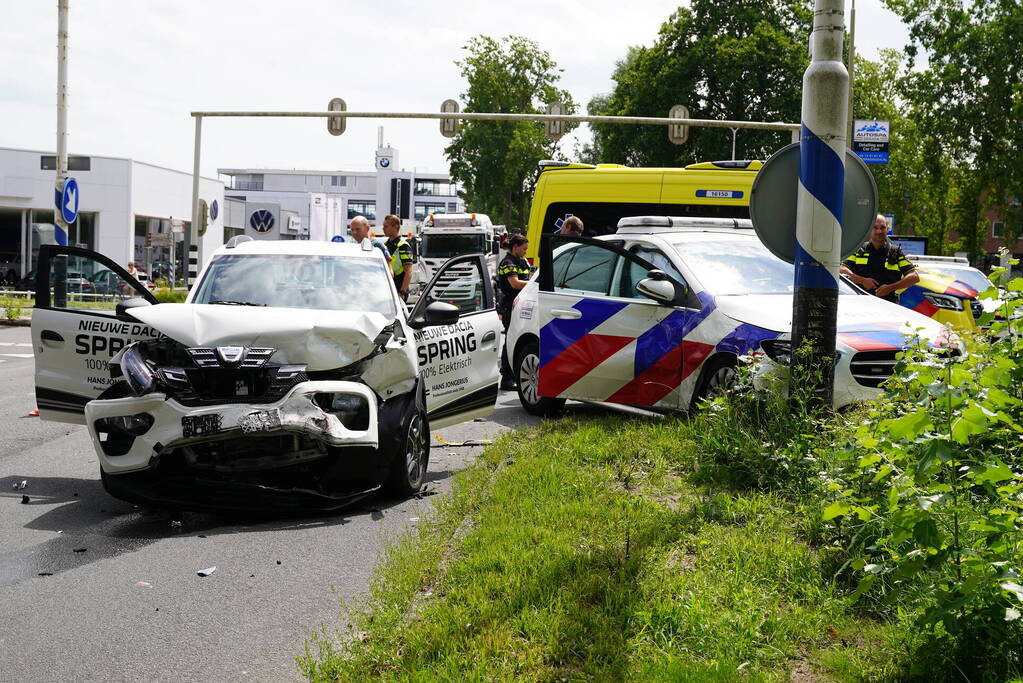 Politiewagen en personenwagen botsing op kruising