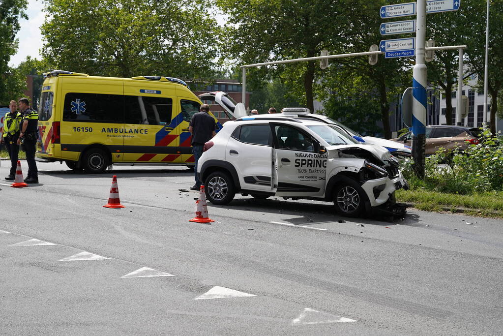 Politiewagen en personenwagen botsing op kruising