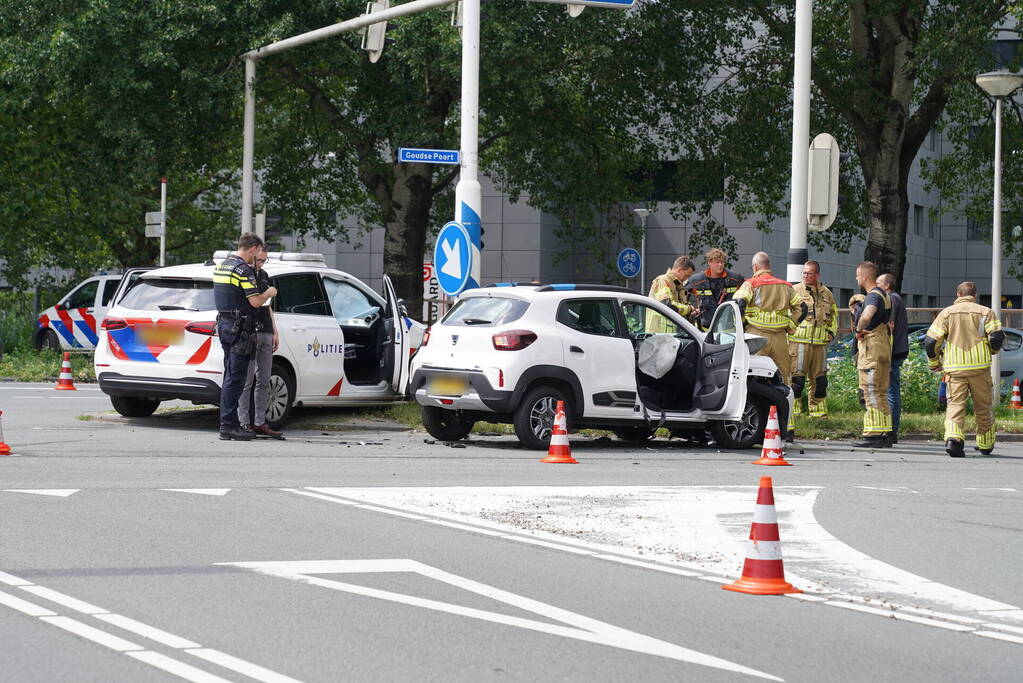 Politiewagen en personenwagen botsing op kruising