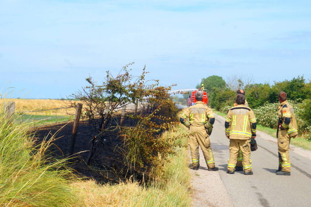 Brandweer blust flinke bermbrand