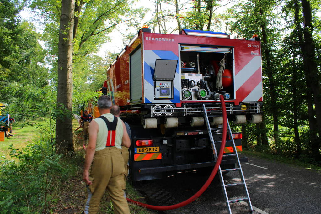 Militaire voertuig ingezet voor bestrijden van natuurbrand