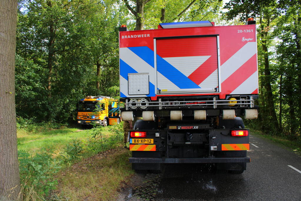 Militaire voertuig ingezet voor bestrijden van natuurbrand