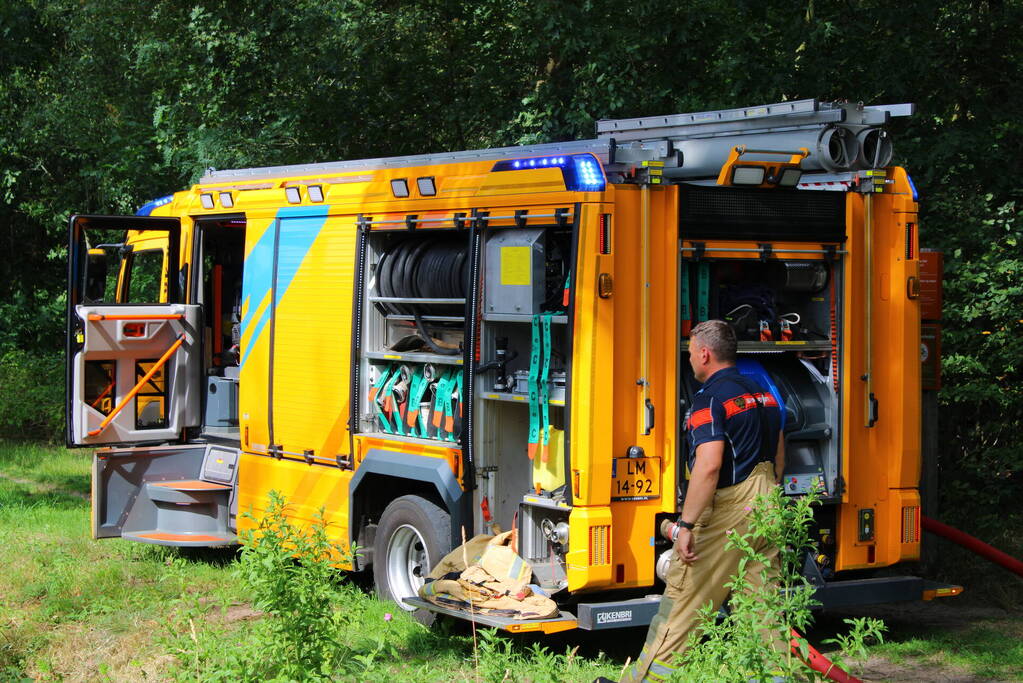 Militaire voertuig ingezet voor bestrijden van natuurbrand