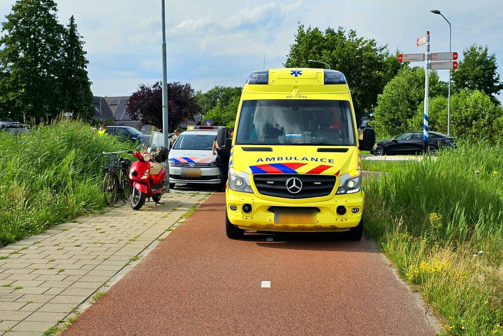 Fietser en scooterrijder botsen op fietspad