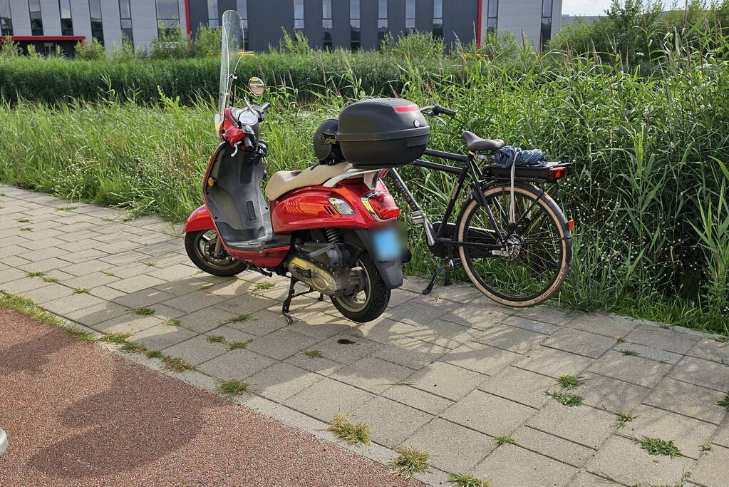 Fietser en scooterrijder botsen op fietspad