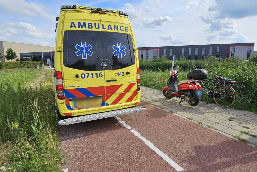 Fietser en scooterrijder botsen op fietspad