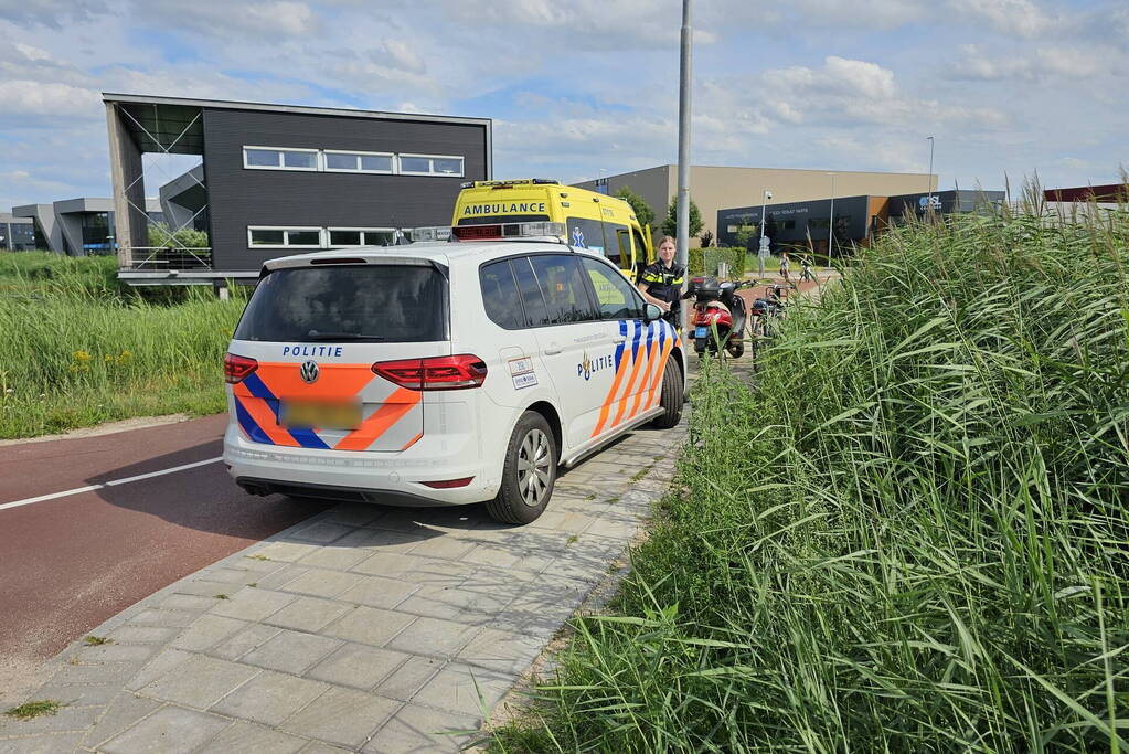 Fietser en scooterrijder botsen op fietspad