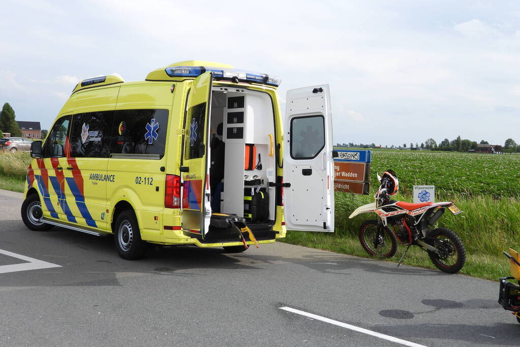 Automobilist ziet crossmotor over het hoofd