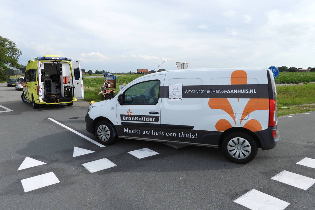 Automobilist ziet crossmotor over het hoofd