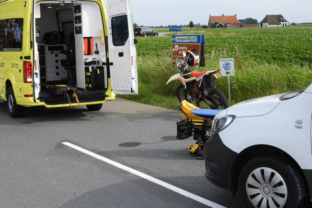 Automobilist ziet crossmotor over het hoofd