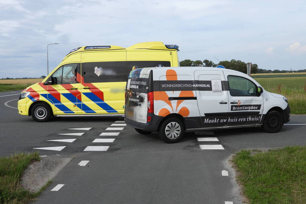 Automobilist ziet crossmotor over het hoofd