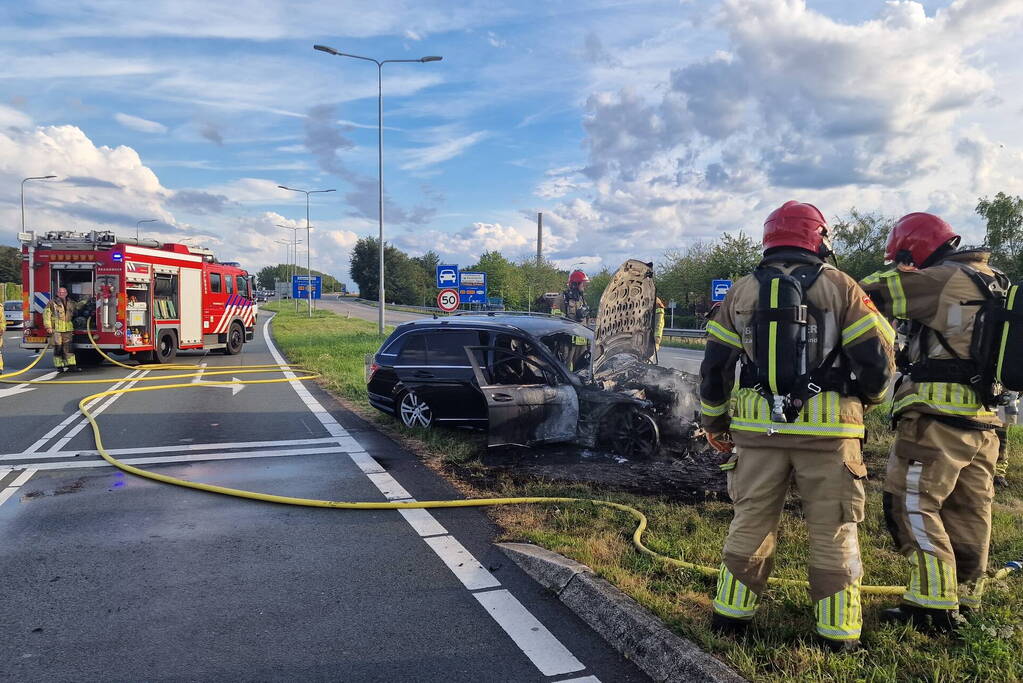 Personenwagen verwoest door brand