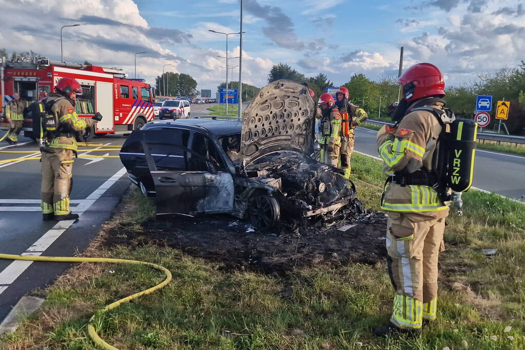 Personenwagen verwoest door brand