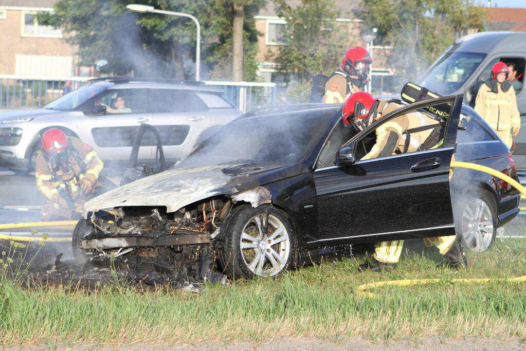 Personenwagen verwoest door brand