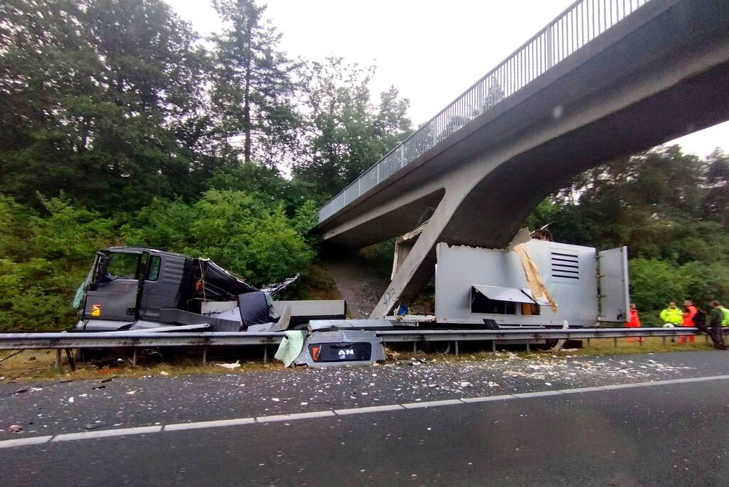 Enorme schade nadat vrachtwagen tegen viaduct rijdt