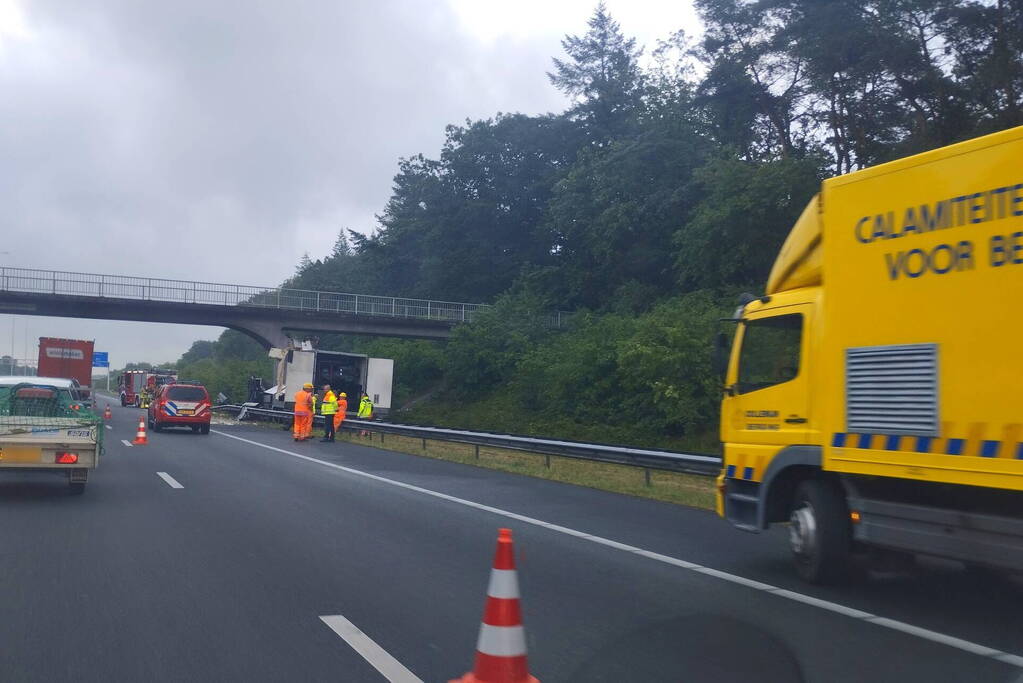 Enorme schade nadat vrachtwagen tegen viaduct rijdt