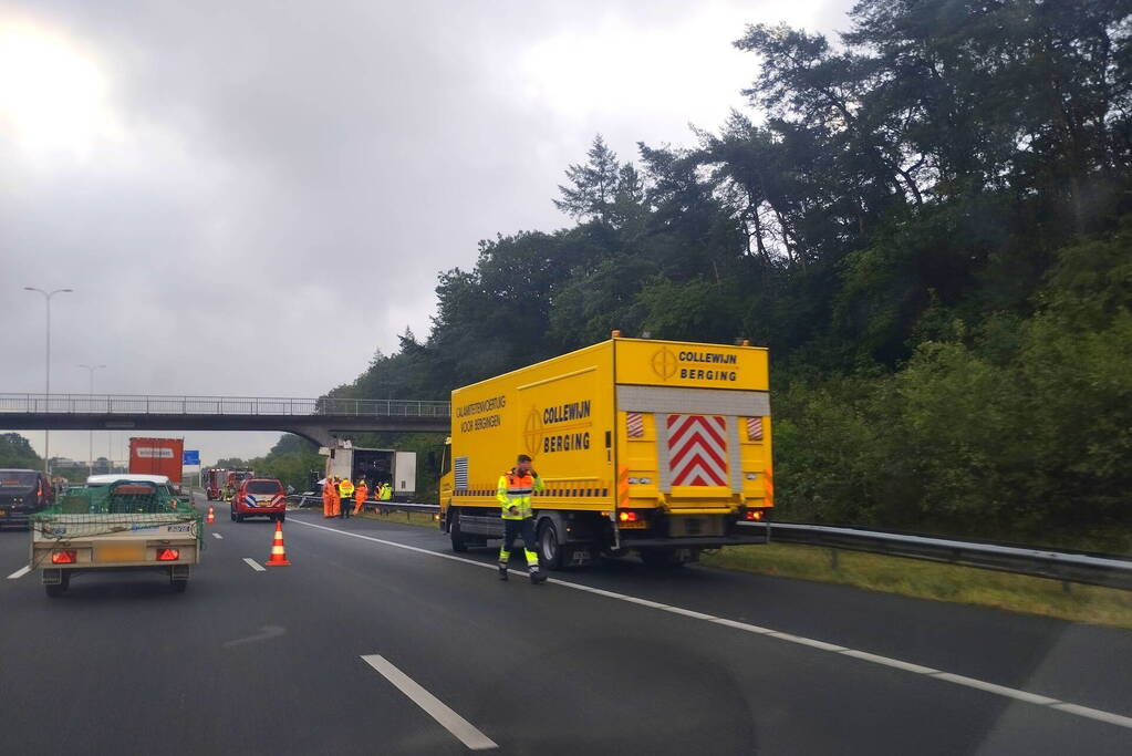 Enorme schade nadat vrachtwagen tegen viaduct rijdt