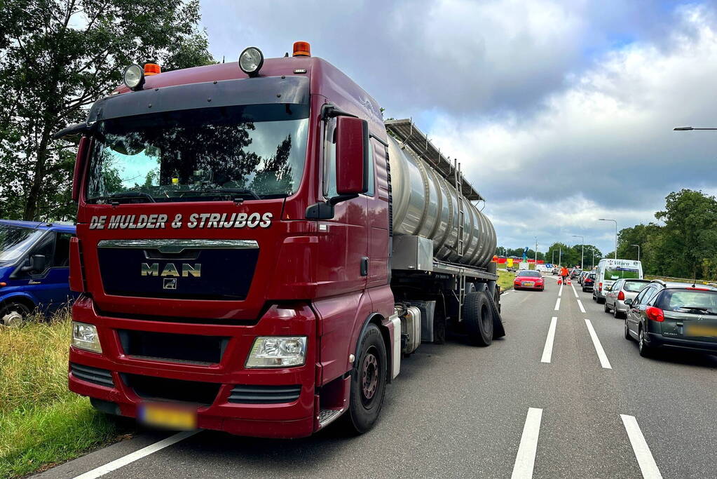 Vrachtwagen verliest wiel en veroorzaakt ongeluk