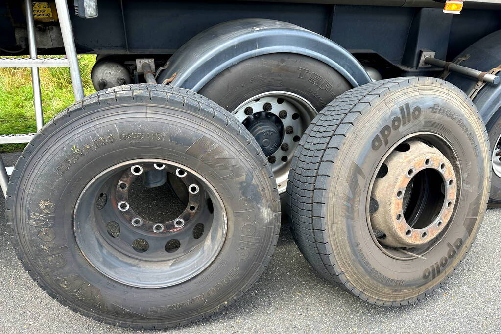 Vrachtwagen verliest wiel en veroorzaakt ongeluk