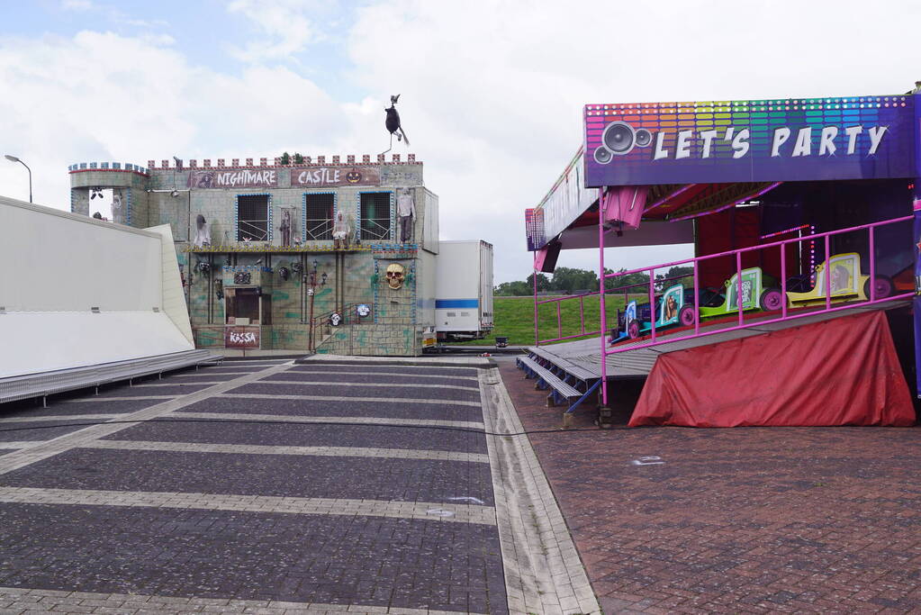 Opbouw kermis vissersdorp in volle gang