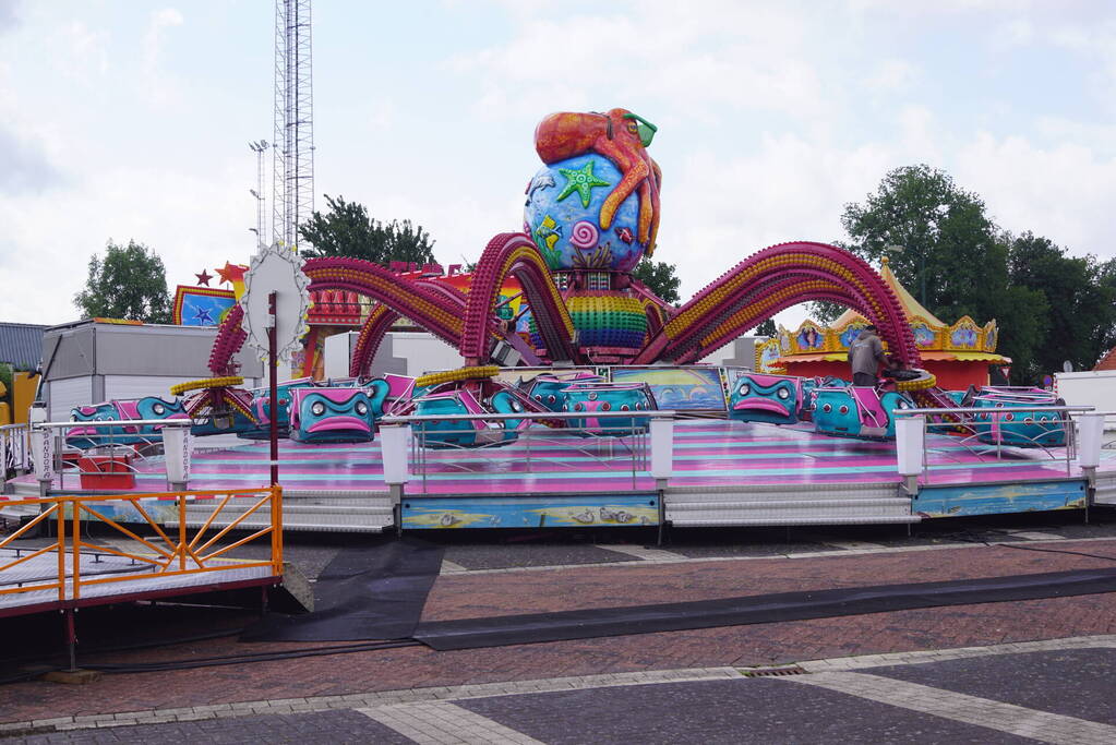 Opbouw kermis vissersdorp in volle gang