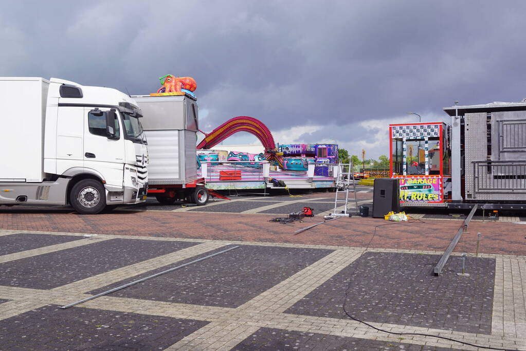 Opbouw kermis vissersdorp in volle gang