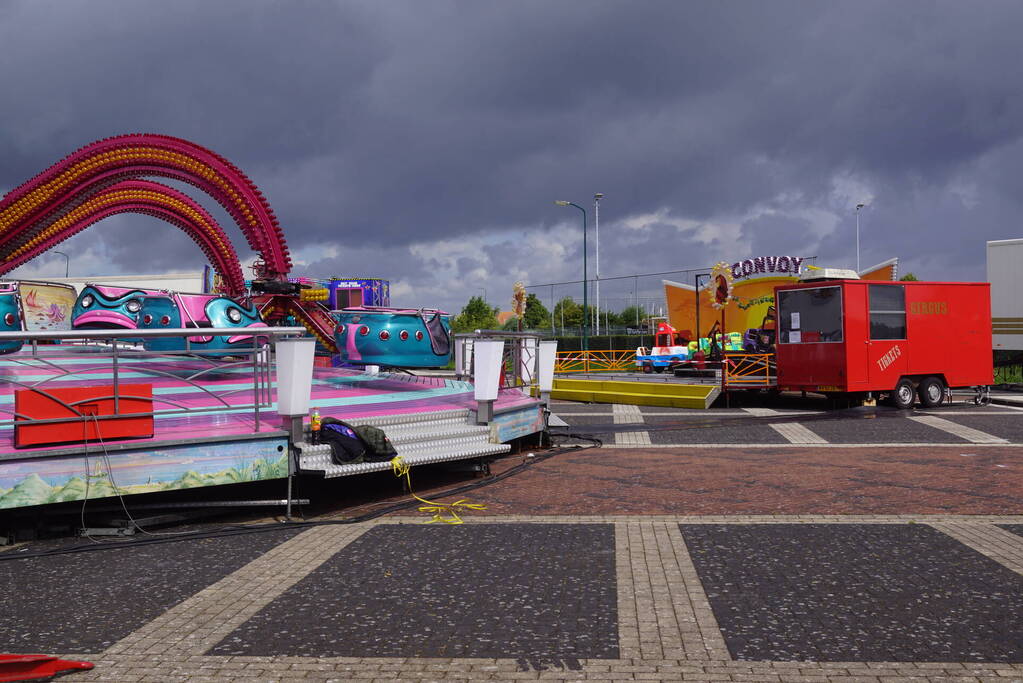 Opbouw kermis vissersdorp in volle gang