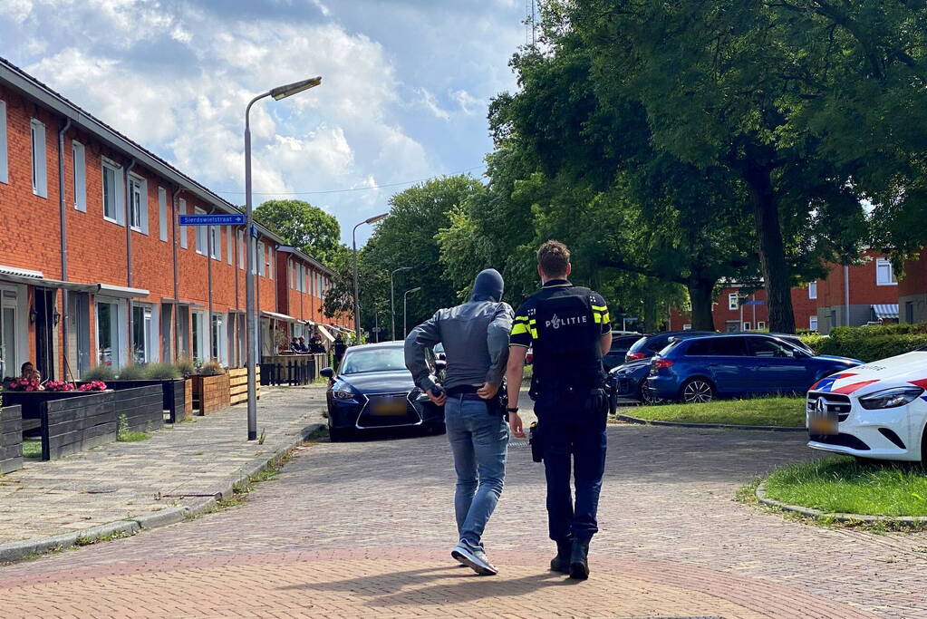 Arrestatieteam maakt zich klaar voor inval in woning