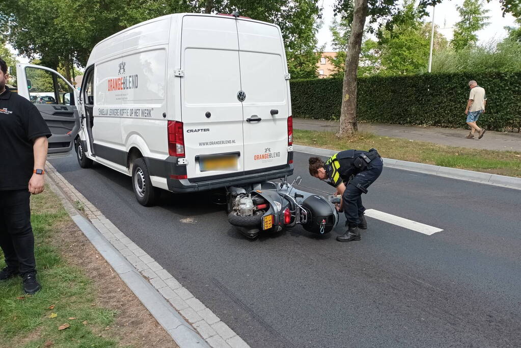 Brommer vast onder bestelbus door botsing