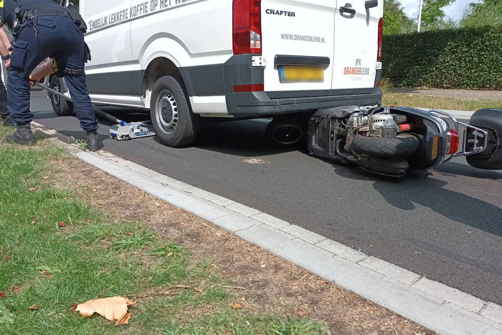 Brommer vast onder bestelbus door botsing