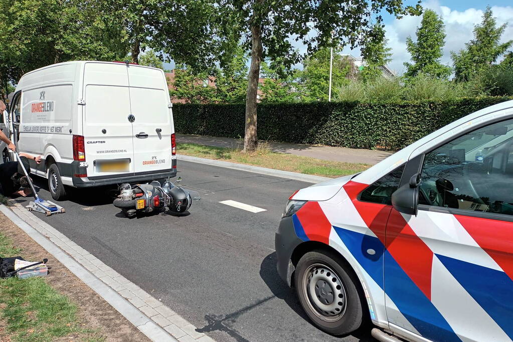 Brommer vast onder bestelbus door botsing