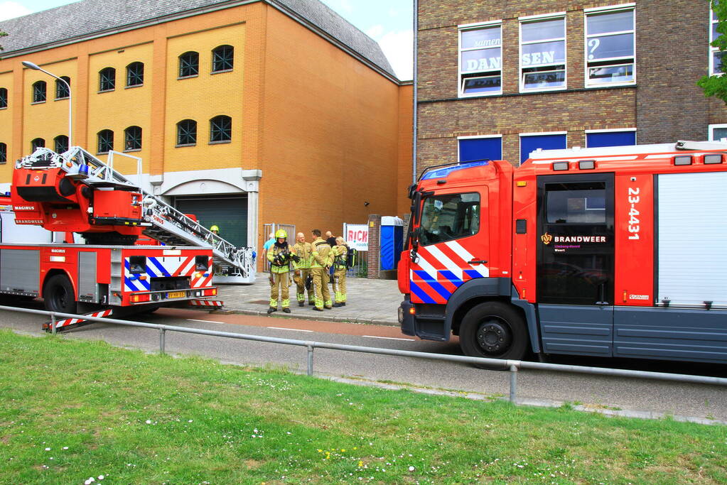 Straat afgezet door brand op dak van muziekschool