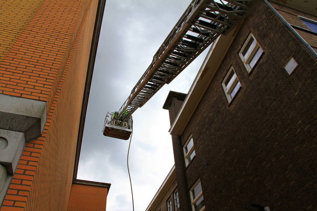 Straat afgezet door brand op dak van muziekschool