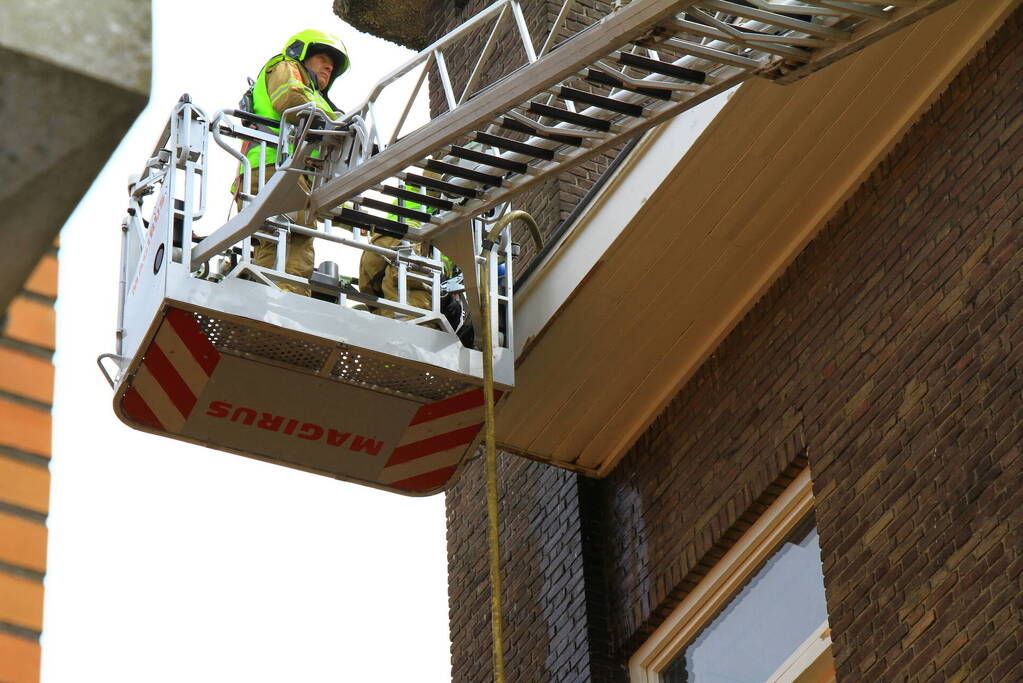 Straat afgezet door brand op dak van muziekschool