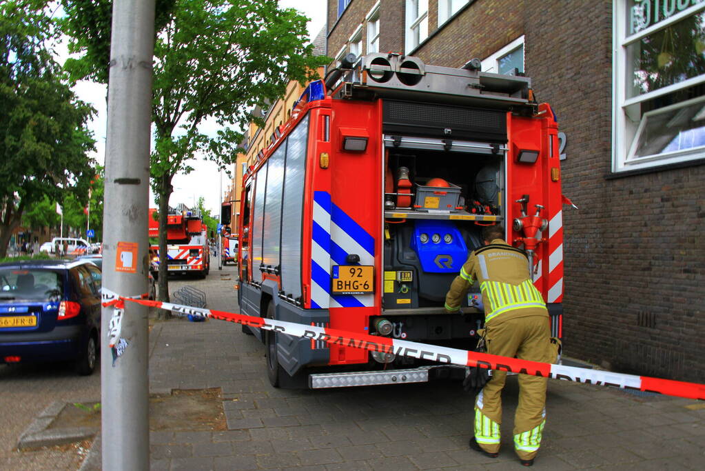 Straat afgezet door brand op dak van muziekschool