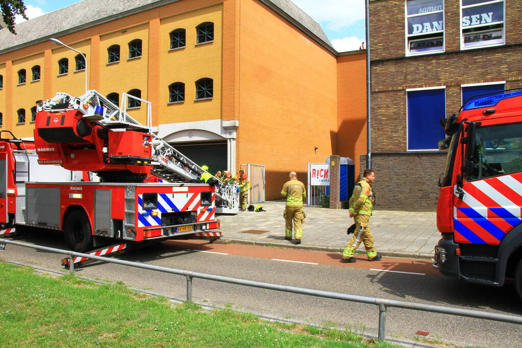 Straat afgezet door brand op dak van muziekschool