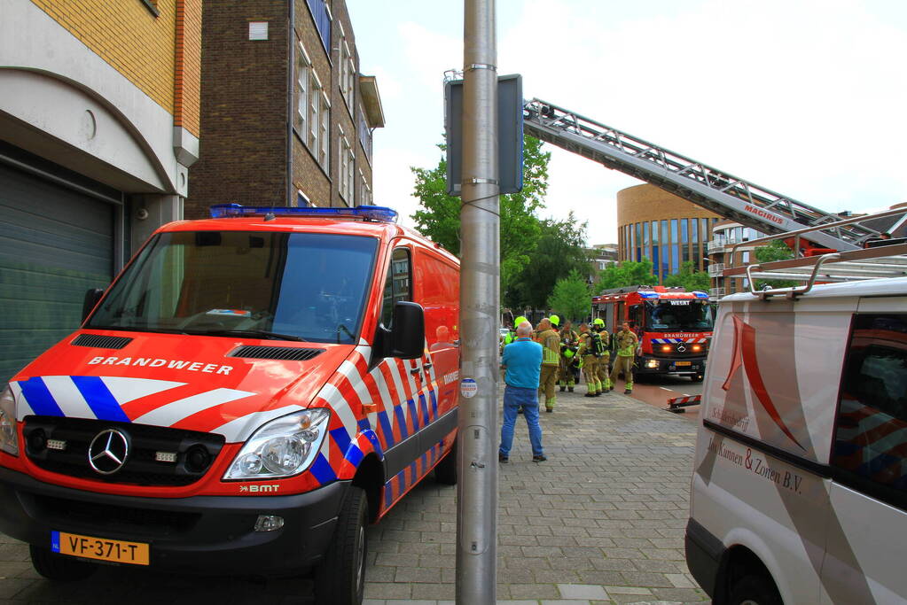 Straat afgezet door brand op dak van muziekschool